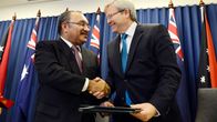 Papua-Uusi-Guinean pääministeri Peter O`Neil (vas.) ja Australian pääministeri Kevin Rud kättelivät allekirjoitettuaan sopimuksen siirtää Australiaan saapuvat laittomat pakolaiset Papua-Uusi-Guineaan.