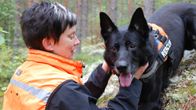 Maarit Rokkamäki ja sankarikoira Kepu.