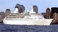 Lemmenlaivana tunnettu "Pacific Princess" New Yorkin edustalla.