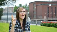 Tamperelainen Susanna Riipi morjenstaa Koskipuistossa.