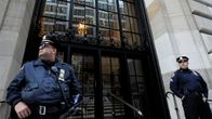 Kaksi poliisia vartiossa New Yorkin keskuspankin edessä.