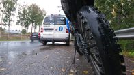 Mopo ja poliisiauto.