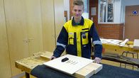 "Ala-asteella jo päätin, että ysillä tehdään kitara", Onni kertoi työn äärellä.