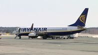 Ryanairin lentokone lentokentällä.