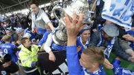 Cup-kannu RoPS-kapteeni Antti Okkosen käsissä.