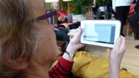Oulun kaupunginkirjastossa järjestetään ikäihmisille tabletin käytön opetusta.