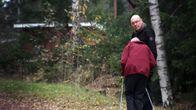Jarmo Heino ulkoilee äitinsä kanssa Hämeenlinnassa.