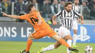 Juventuksen Andrea Pirlo (oik.) ohittaa Real Madridin Xabi Alonson (vas.).