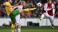 Celticin Anthony Stokes (vas.) sekä Ajaxin Davy Klaasen (kesk.) ja Lasse Schöne (oik.) pelitilanteessa.