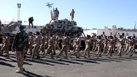 Al-Qaaqa -prikaatin sotilaita ja ajoneuvoja seremoniassa, jossa prikaati luovutti tukikohtansa Tripolissa Libyan armeijalle.