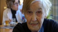 97-vuotias Inkeri Tammivuori palvelukeskuksen ruokasalissa.