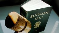 Suomen lain ensimmäinen osa ja puheenjohtajan nuija.