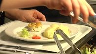 Lautasella kouluruokaa, perunamuhennosta ja kalaa.