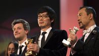 Elokuvaohjaaja Diao Yinan (kesk.), sekä näyttelijä Liao Fan (oik.) palkittiin Berlinalessa 15. helmikuuta 2014. Kuvassa oikealla myös ranskalaiset elokuvantekijät Caroline Poggi (vas.) ja Guillaume Caillau.