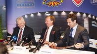 Gennadi Timtšenko, Harry Harkimo ja Roman Rotenberg Jokerien KHL-siirtoa koskeneessa lehdistötilaisuudessa. Myös venäläis-suomalainen Timtšenko on Yhdysvaltain asettamalla pakotelistalla.