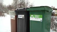 biojäte, kuivajäte sekä keräyspaperi roskikset omakotitalon pihalla