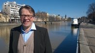 Kari Häkämies Aurajoen rannalla.