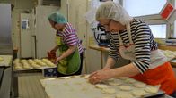 Elina Vaakanainen ja Paula Ryynänen paistavat ja leipovat pyörösiä. 