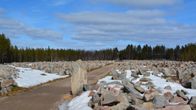 Talvisodan monumentin keskellä on muistomerkki "Avara syli ", jossa on 105 vaskikelloa, yksi jokaista talvisodan päivää kohti.