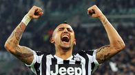 Juventuksen Arturo Vidal tuulettaa kädet ilmassa.
