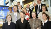 Kesäkuussa 2009 valitut Suomen eurokansanedustajat valokuvattuna ennen parlamentin ensimmäistä täysistuntoa Strasbourgissa 14. heinäkuuta 2009. Osa heistä on vaihtunut kesken vaalikauden, koska he ovat siirtyneet muihin tehtäviin. Uusien meppien tieltä väistyvät nyt Sari Essayah (kd.), Mitro Repo (sd.), Petri Sarvamaa (k.), Tarja Cronberg (vihr.) ja Riikka Pakarinen (kesk.).
