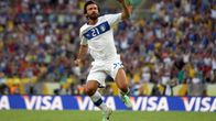 Italian Andrea Pirlo hyppää ilmaan tuulettaessaan.