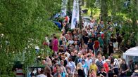 Ihmisiä tungeksi kapeilla käytävilllä puistossa.