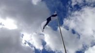 Suomen lippu liehuu salossa. 