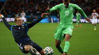 Saksan Manuel Neuer liukuu pallon Algerian Islam Slimanin jaloista.