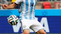 Argentiinan Javier Mascherano pallossa.