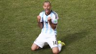 Argentiinan Javier Mascherano tuulettaa maaliaan.
