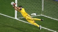 Argentiinan maalivahti Sergio Romero torjuu rangaistuspotkun.