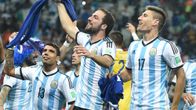 Gonzalo Higuain (kesk.).