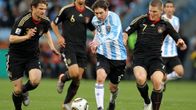 Saksan Arne Friedrich, Sami Khedira ja Bastian Schweinsteiger jahtaavat Lionel Messiä.