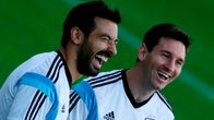 Argentiinan Ezequiel Lavezzi ja Lionel Messi naureskelevat harjoituksissa.