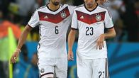 Saksan Sami Khedira ja Christoph Kramer kentällä.