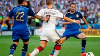 Argentiinan Gonzalo Higuaín tavoittelee pallooa.