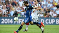 Argentiinan Gonzalo Higuaín laukoo.