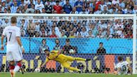 Argentiinan Sergio Romero torjuu pallon.