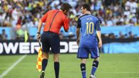 Argentiinan Lionel Messi juttelee tuomarille.