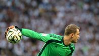 Saksan maalivahti Manuel Neuer heittää palloa.
