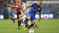 Argentiinan Javier Mascherano pitää palloa.