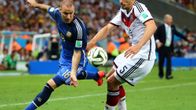 Argentiinan Rodrigo Palacio pyrkii ohi Saksan Mats Hummelsista.