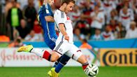 Saksan Mario Götze kuljettaa palloa.