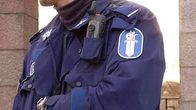 Poliisi käsivarret ristissä.
