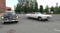 Jenkkiautoja Verkatehtaan parkkipaikalla Hämeenlinnassa