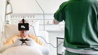 Palovammapotilas pelaaa videopeliä hollantilaisessa sairaalassa Groningenissa.