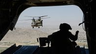 Helikopteripartio ilmassa.
