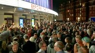 Väkijoukko jonottamassa Apollo -konserttisaliin.