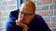 Tuomas Kyrö mietteliäänä Verkatehtaalla